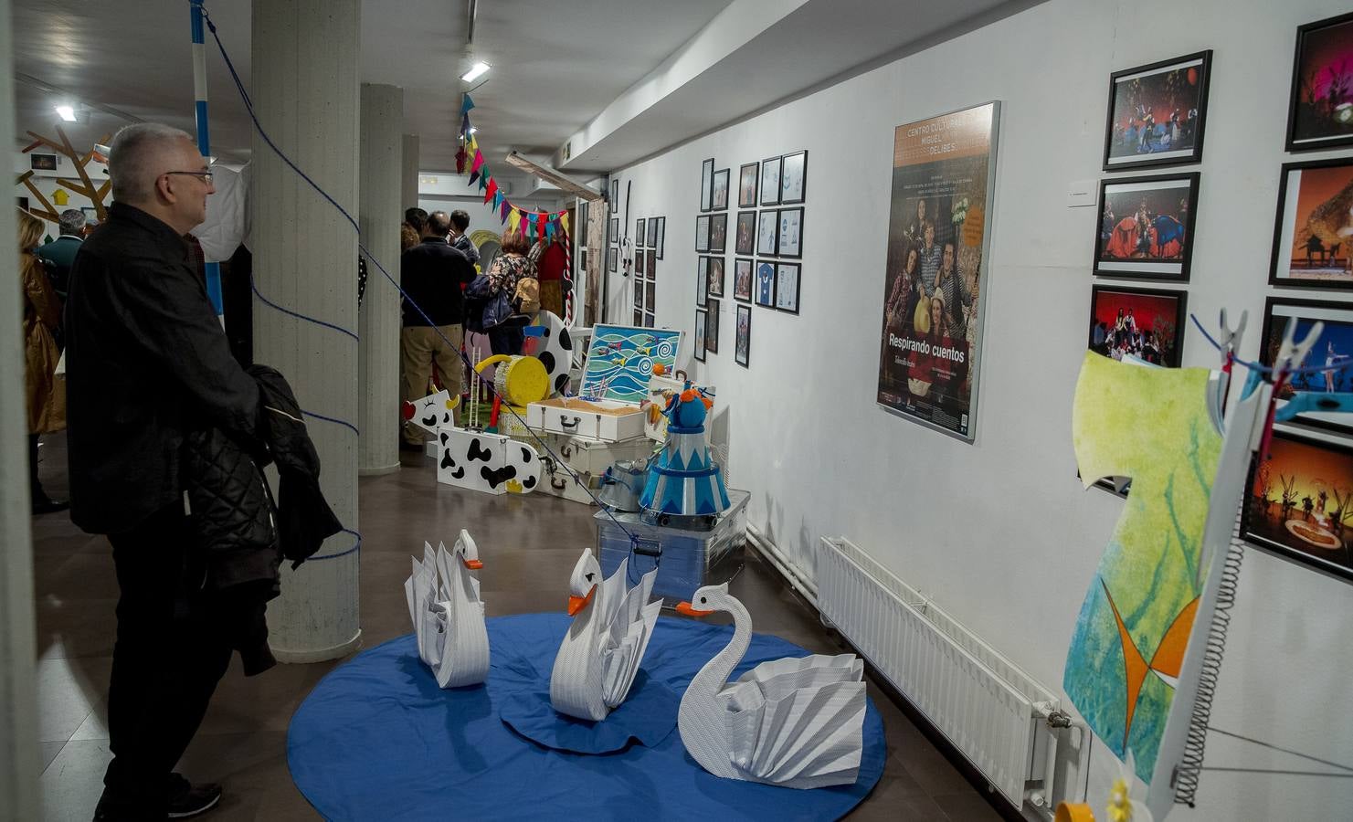 La Sala de Exposiciones de la Casa Revilla de Valladolid reúne fotografías, carteles, atrezzo, libros o maquetas en la exposición 'Teloncillo. 50 años de teatro', un recorrido lúdico por la historia de la compañía vallisoletana