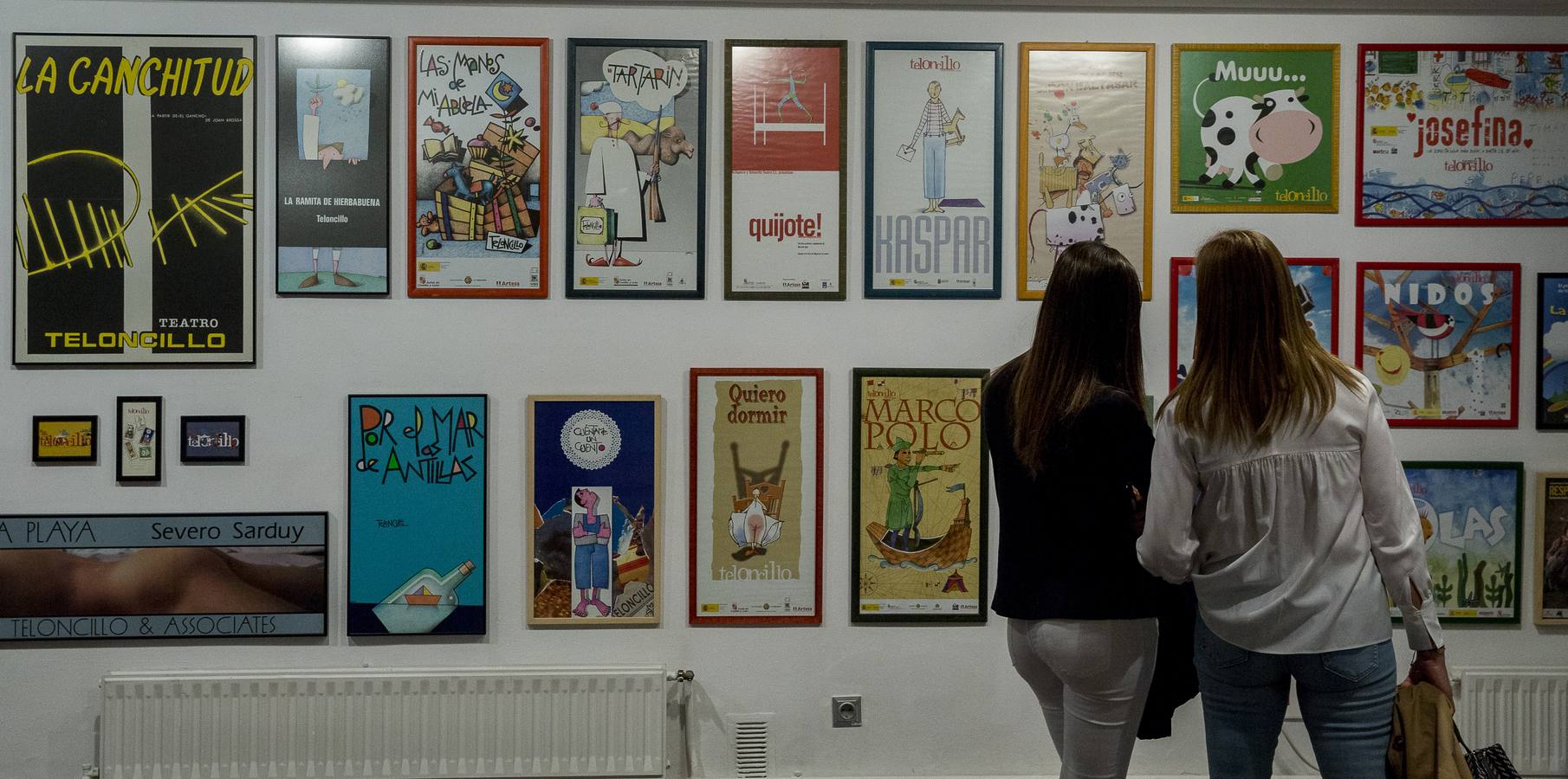 La Sala de Exposiciones de la Casa Revilla de Valladolid reúne fotografías, carteles, atrezzo, libros o maquetas en la exposición 'Teloncillo. 50 años de teatro', un recorrido lúdico por la historia de la compañía vallisoletana