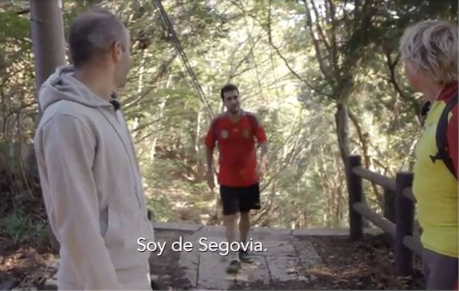 Momento en el que Mario Martín llega a la posición de Andrés Iniesta y Jesús Calleja.