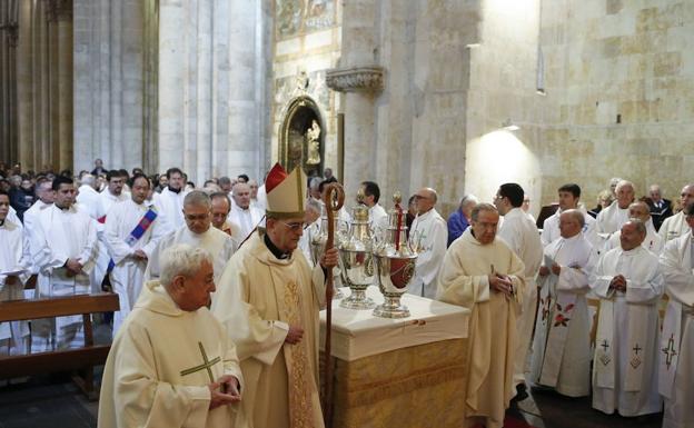 El obispo de Salamanca, Carlos López, durante una celebración religiosa.