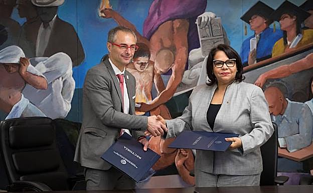 Ricardo Rivero y Emma Polanco, tras la firma del acuerdo. 