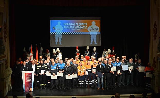 Miembros de Policía Local y de Protección Ciudadana que ayer fueron reconocidos en el Teatro Cervantes de Béjar por la Junta de Castilla y León. 