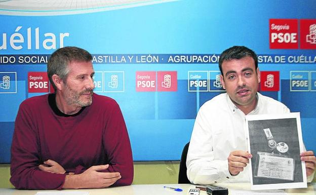Carlos Fraile y José Ignacio de la Fuente muestra un documento. 