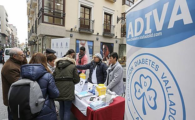 La Asociación de Diabetes y el Colegio de Enfermería de Valladolid realizan controles de glucemia gratuitos con motivo del Día Mundial de la Diabetes.