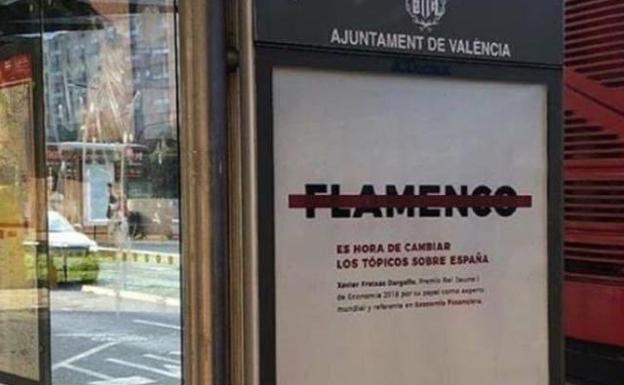 Cartel de la campaña en una marquesina de la ciudad de Valencia.