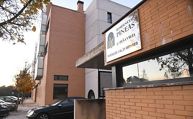 Acceso al garaje de la urbanización Pineas de Pinar de Jalón.