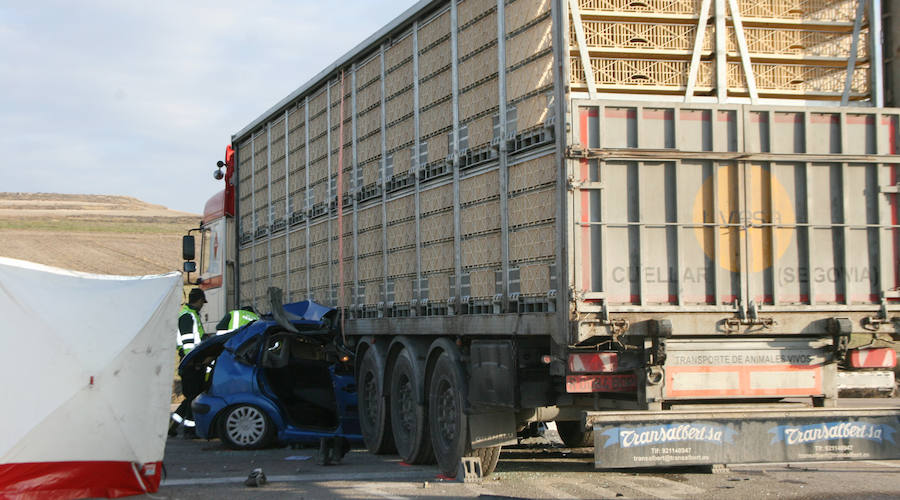 Fotos: Un muerto y tres heridos en un accidente en Cuéllar