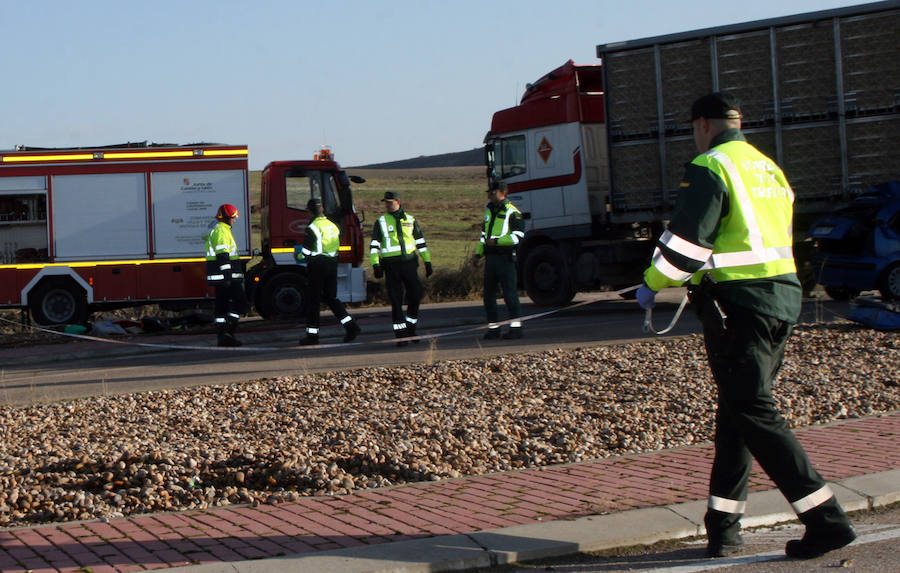 Fotos: Un muerto y tres heridos en un accidente en Cuéllar