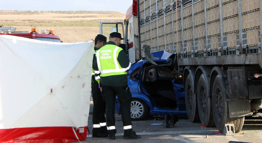 Fotos: Un muerto y tres heridos en un accidente en Cuéllar