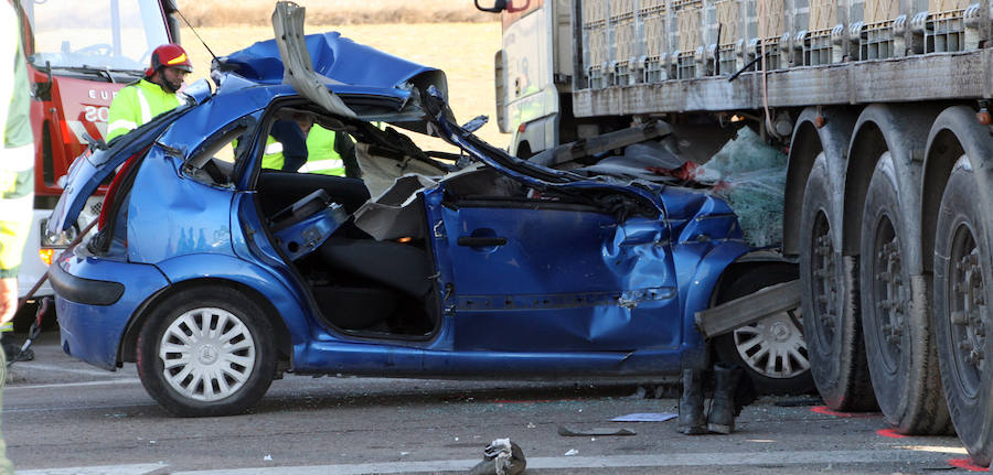 Fotos: Un muerto y tres heridos en un accidente en Cuéllar