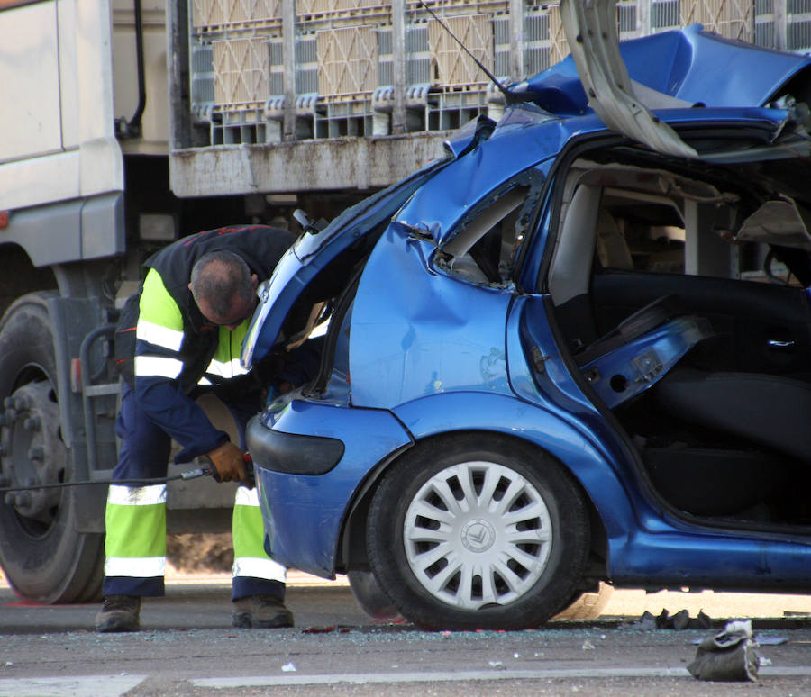 Fotos: Un muerto y tres heridos en un accidente en Cuéllar