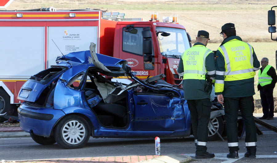 Fotos: Un muerto y tres heridos en un accidente en Cuéllar