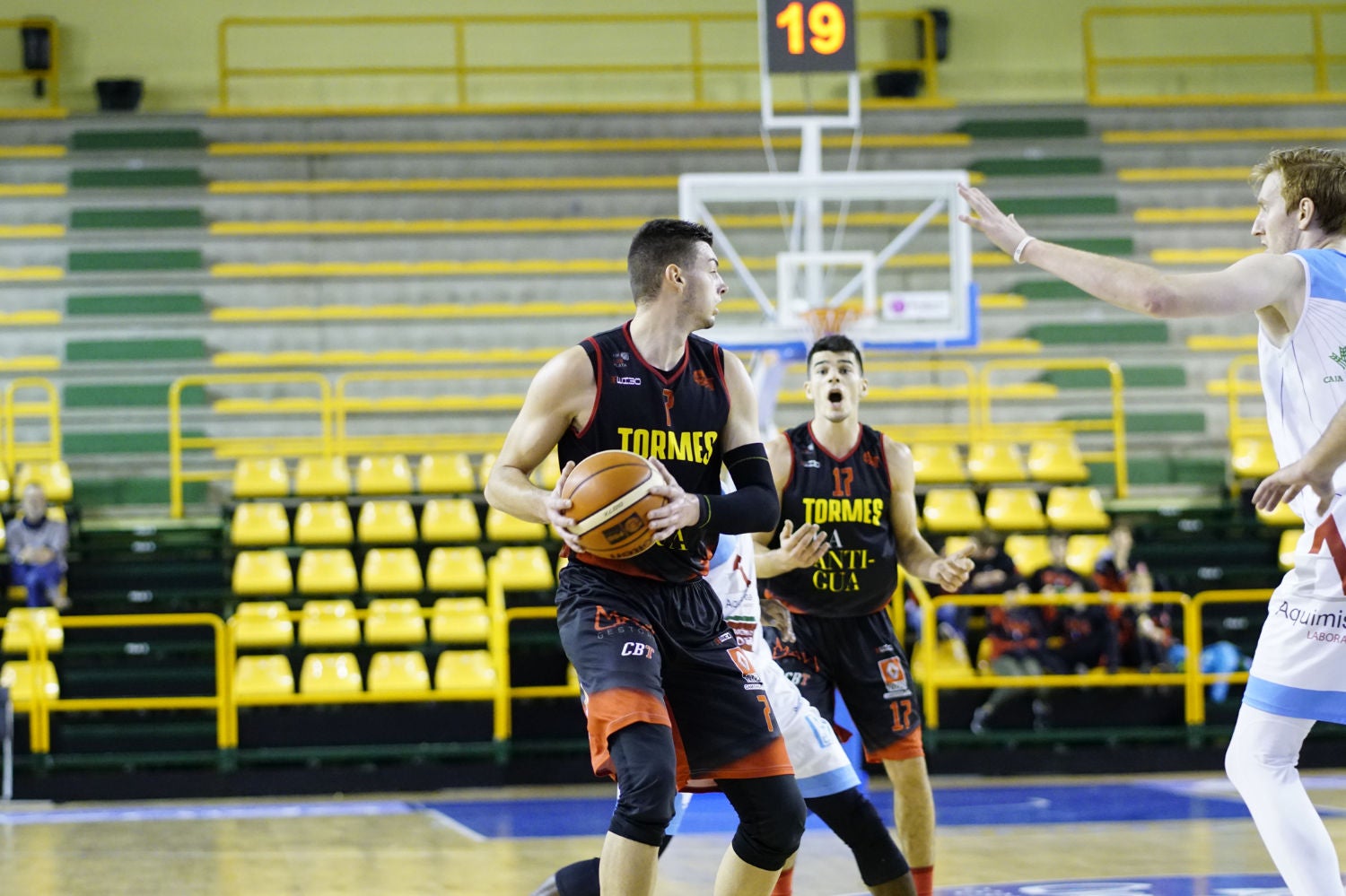 El equipo salmantino logra una gran remontada final para forzar la prórroga y vencer después al líder de la Liga