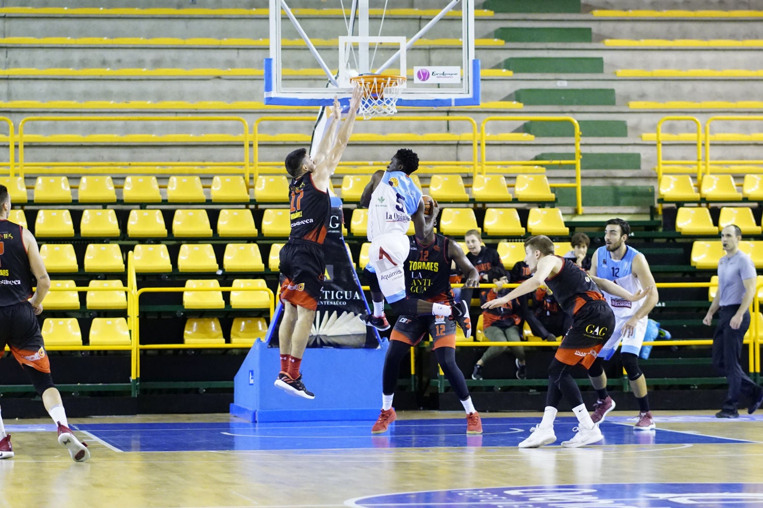 El equipo salmantino logra una gran remontada final para forzar la prórroga y vencer después al líder de la Liga