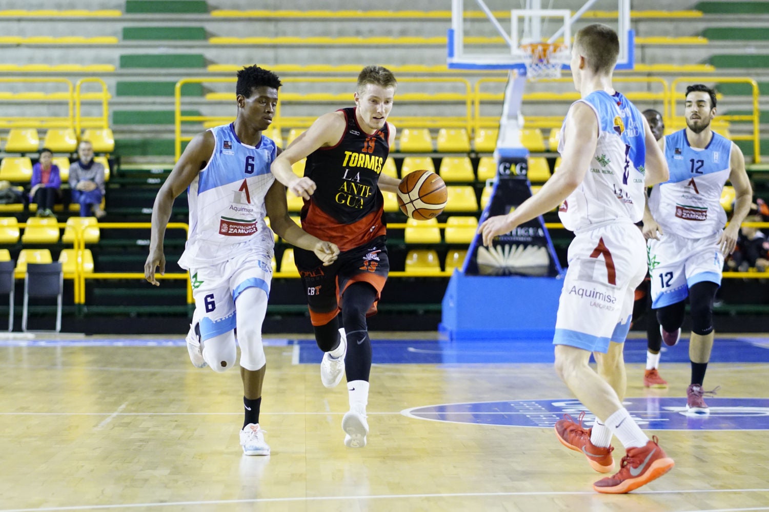 El equipo salmantino logra una gran remontada final para forzar la prórroga y vencer después al líder de la Liga