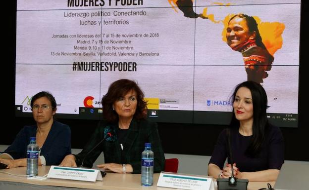 Carmen Calvo (c), durante la jornada 'Mujer y Poder'. 