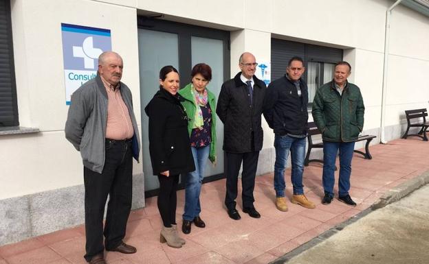 Javier Iglesias con miembros de la Corporación de Santiz, entre otros, a la puerta del consultorio. 