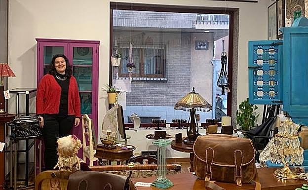 Susana Lago posa en el local de Muebles Cerezo. 