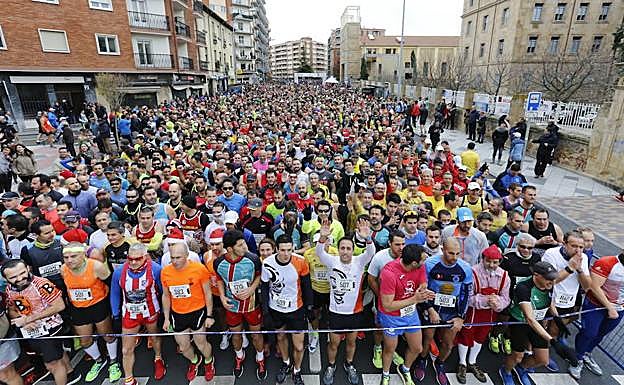Participantes en la San Silvestre del año pasado antes de tomar la salida.