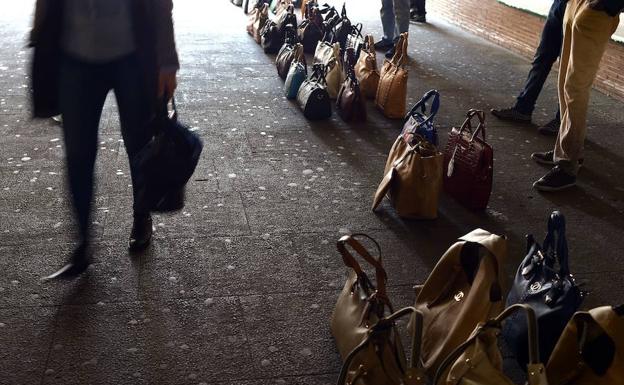 Venta en la calle de falsificaciones de bolsos. 