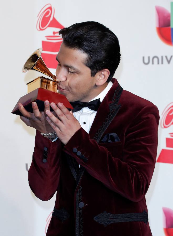 Christian Nodal posa con el premio a la Mejor Canción Regional