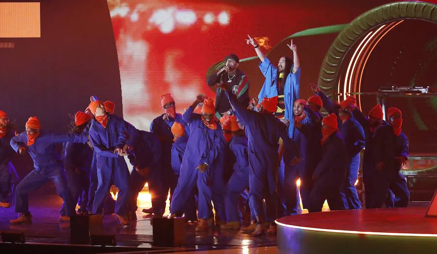 Nicky Jam (i) y Steve Aoki se presentan durante la 19a ceremonia anual de los Premios Grammy Latinos.