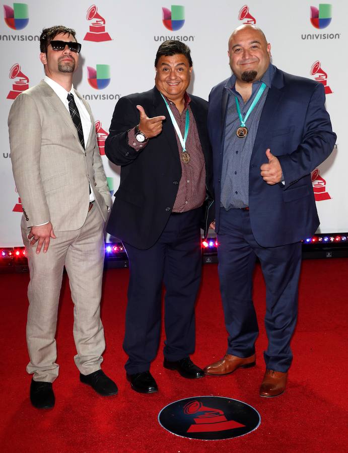 Proyecto Insomnio posa en los Premios Grammy Latinos.