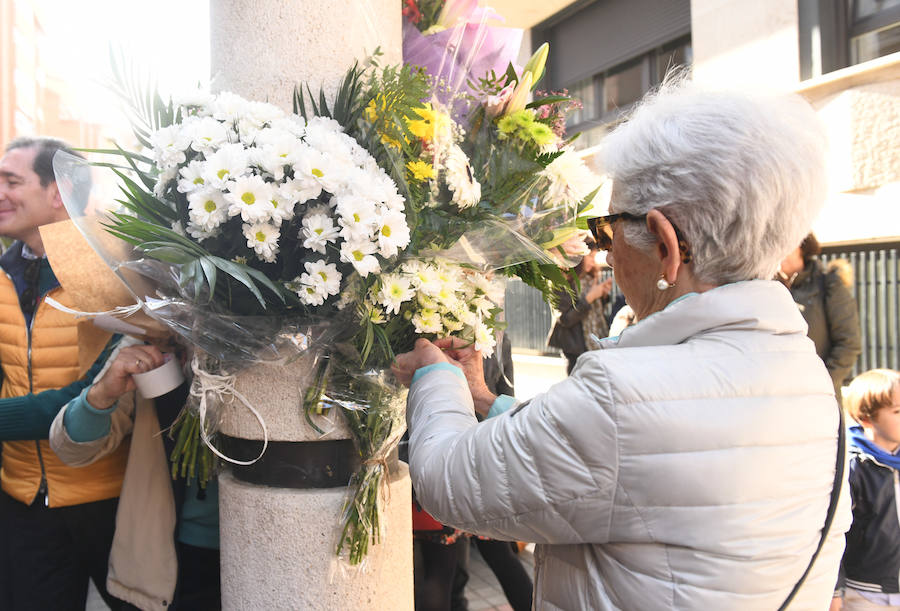 Fotos: Ofrenda floral ante el monolito dedicado a Segundo Montes y Martín Baró 