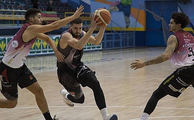 Un jugador del Innova Chef penetra a la canasta de Aquimisa. 