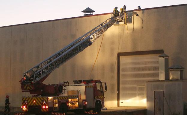 Imagen principal - Los bomberos sofocan un incendio en una fábrica de pan de Venta de Baños