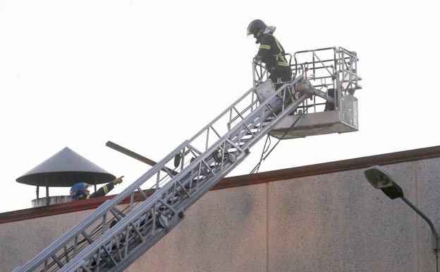 Los bomberos de Palencia, durante la actuación de esta mañana en Venta de Baños.