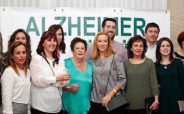 La presidenta de la asociación, en el centro, junto a algunos de los participantes de la cena.