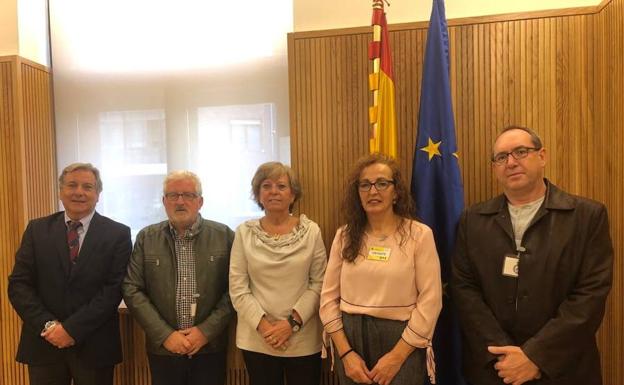 Los asistentes a la reunión junto a la presidenta de la CHD.