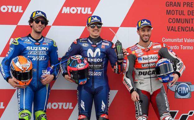 Maverick Viñales, escoltado por Rins y Dovizioso. 