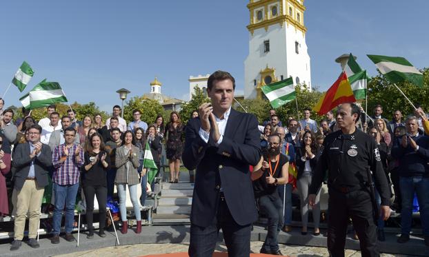 Rivera aplaude al final del mitin de Ciudadanos en Sevilla. 