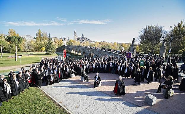 Fotografía de grupo de los participantes en el XX Encuentro Nacional de Asociaciones de Amigos de la Capa Española, junto al puente romano de Salamanca, antes de partir hacia La Alberca. 