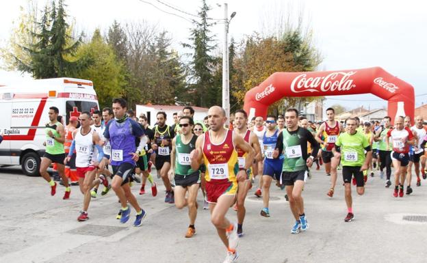 Los corredores toman la salida en Moriscos. 