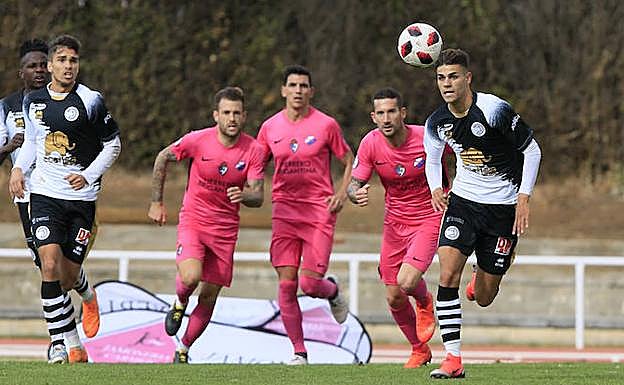 Una acción del último partido ante la Ponferradina. 