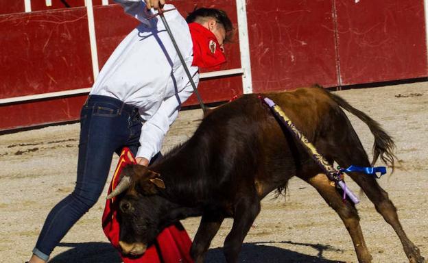 Un joven empuña el estoque. 