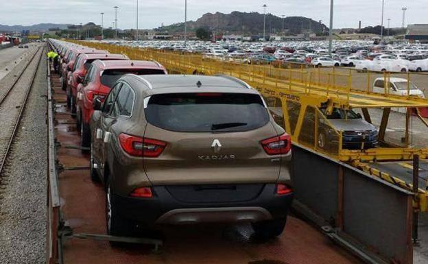 Un tren parte cargado de coches desde la fábrica de Renault en Villamuriel de Cerrato, en Palencia. 
