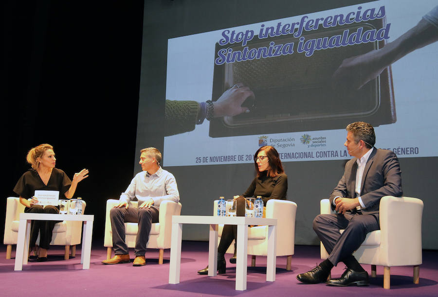 Fotos: Acto contra la violencia de género en el Teatro Juan Bravo