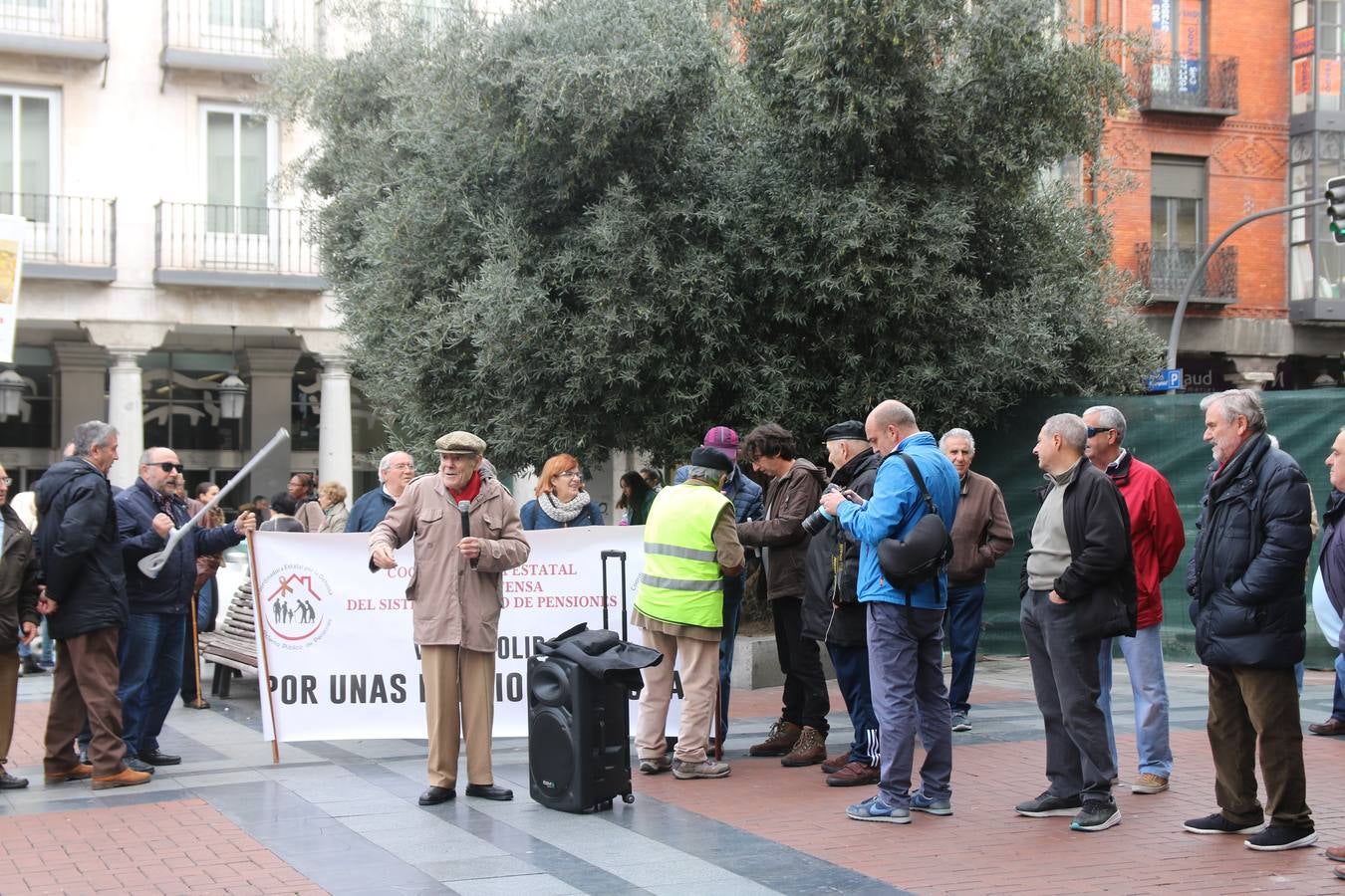 Un centenar de personas, convocados por la Coordinadora por la Defensa del Sistema Público de Pensiones, ha salido hoy a la calle para reclamar pensiones dignas