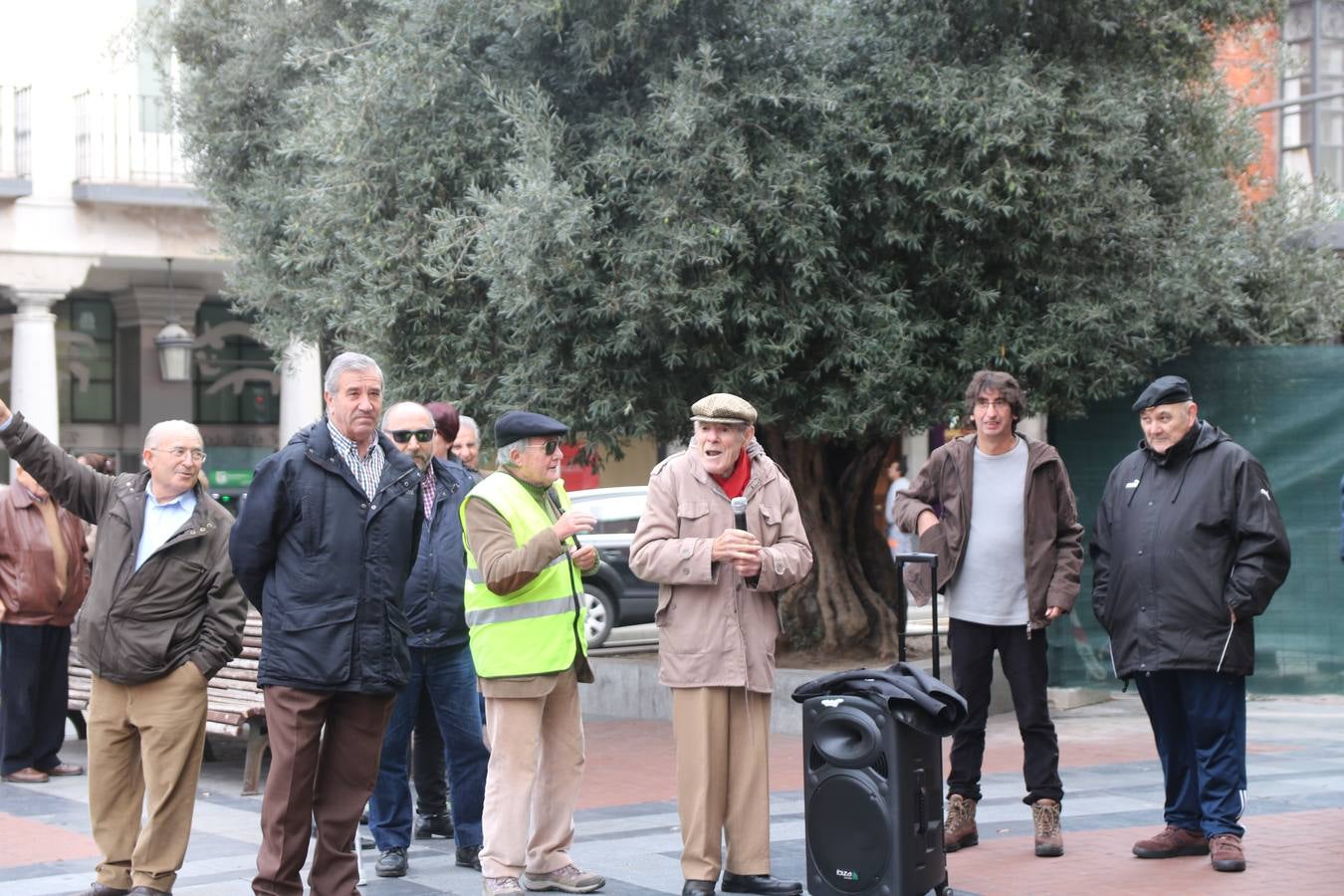 Un centenar de personas, convocados por la Coordinadora por la Defensa del Sistema Público de Pensiones, ha salido hoy a la calle para reclamar pensiones dignas