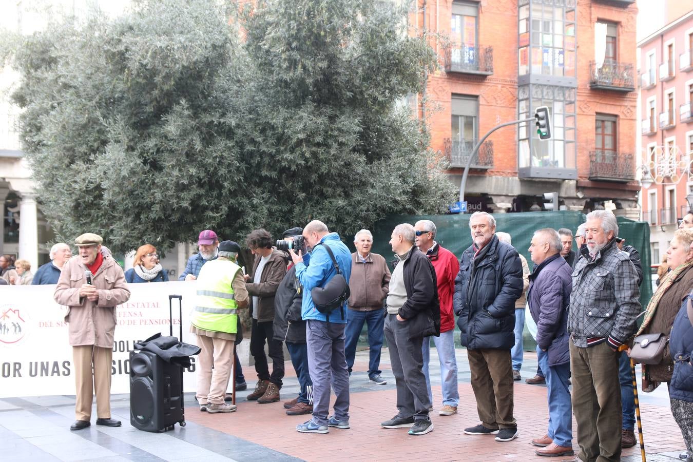 Un centenar de personas, convocados por la Coordinadora por la Defensa del Sistema Público de Pensiones, ha salido hoy a la calle para reclamar pensiones dignas