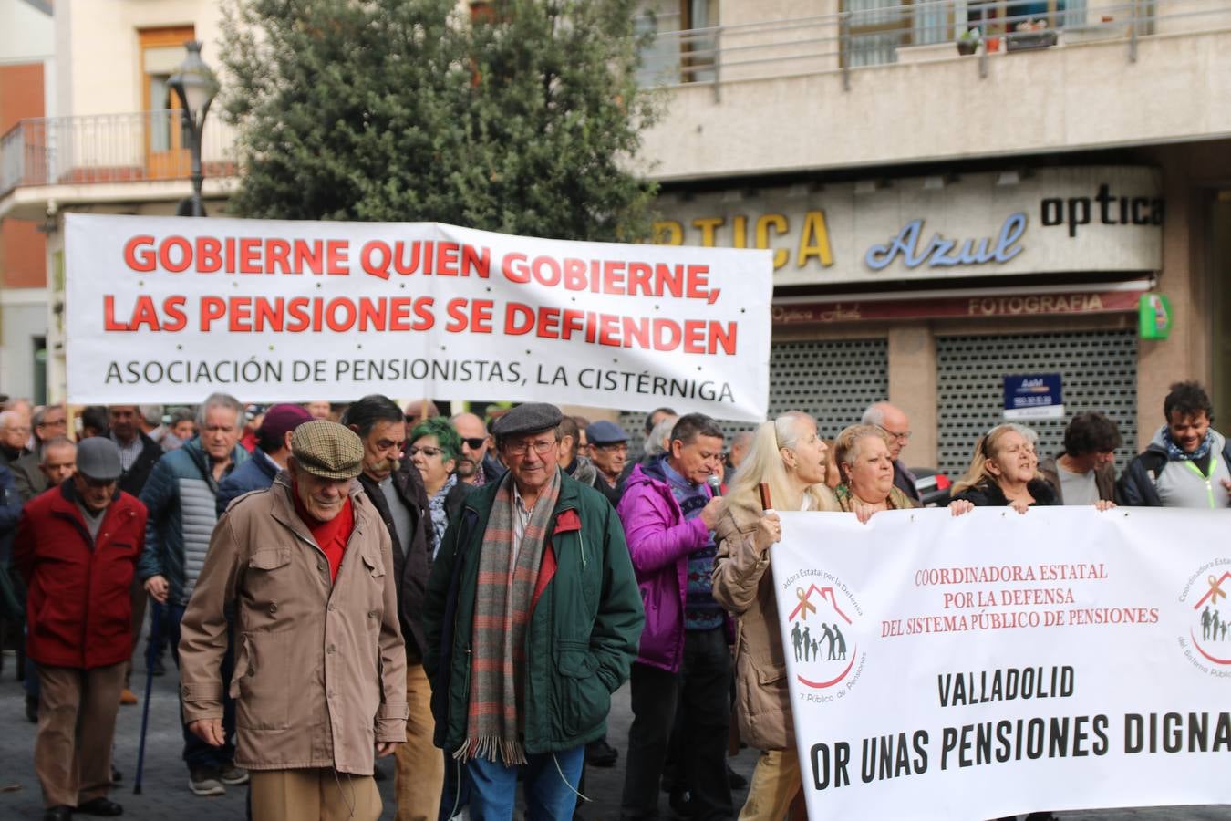 Un centenar de personas, convocados por la Coordinadora por la Defensa del Sistema Público de Pensiones, ha salido hoy a la calle para reclamar pensiones dignas