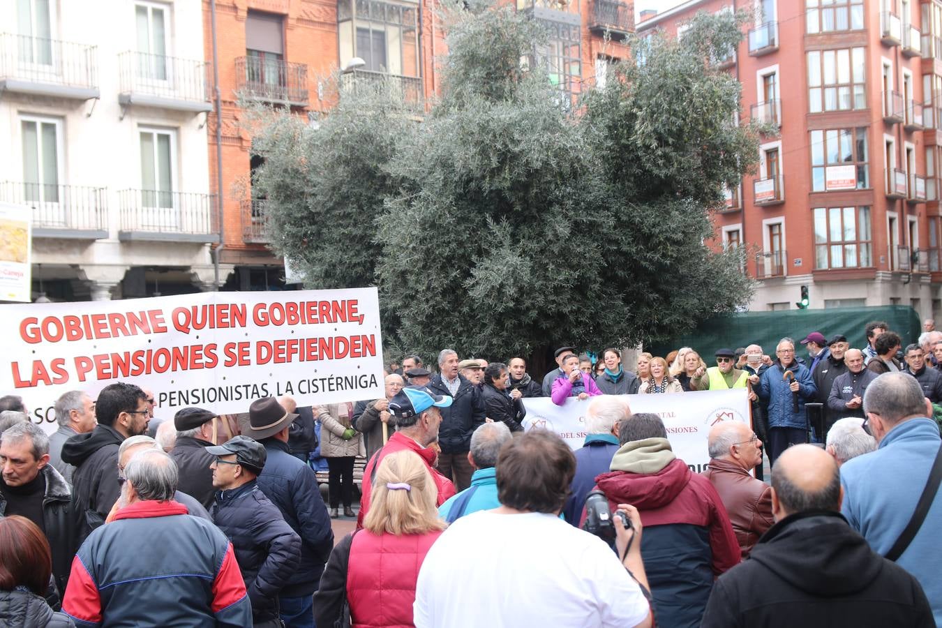 Un centenar de personas, convocados por la Coordinadora por la Defensa del Sistema Público de Pensiones, ha salido hoy a la calle para reclamar pensiones dignas