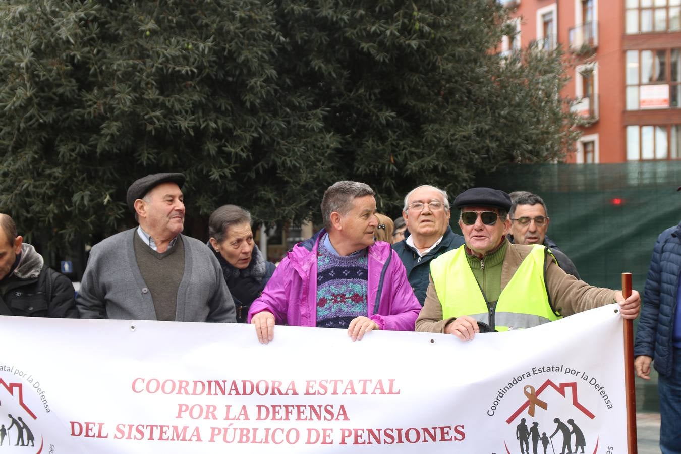 Un centenar de personas, convocados por la Coordinadora por la Defensa del Sistema Público de Pensiones, ha salido hoy a la calle para reclamar pensiones dignas