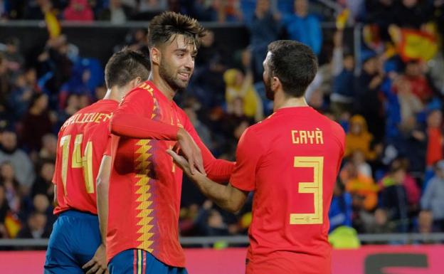 El centrocampista de la selección española de fútbol Brais Méndez (i) celebra con Gayá su gol, primero del equipo, durante el partido amistoso que España y Bosnia Herzegovina juegan esta noche en el estadio de Gran Canaria. 