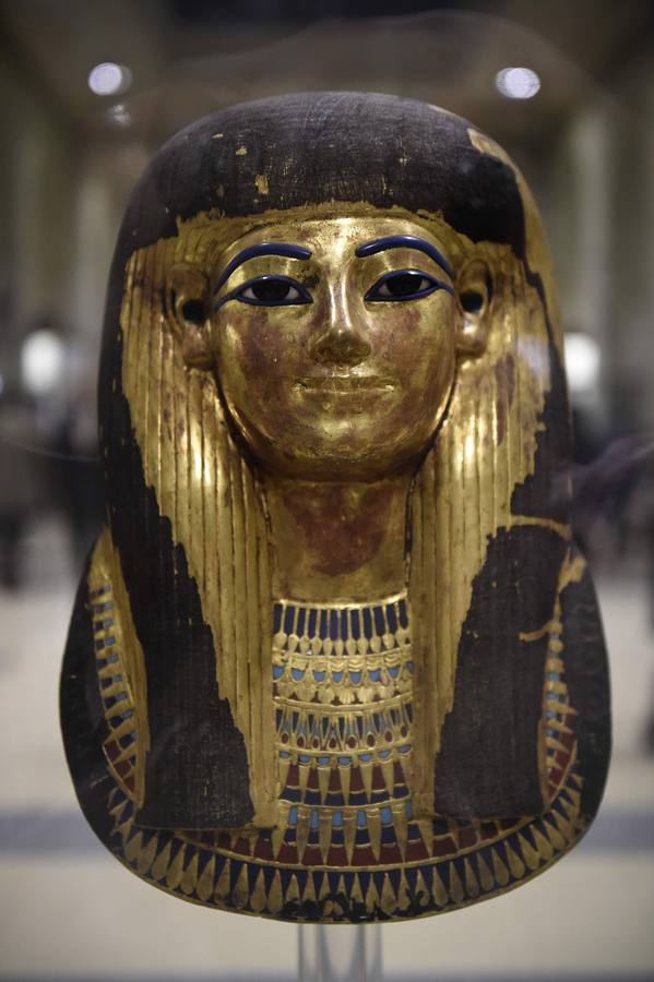 El Museo Egipcio en El Cairo cumple 116 años con una exhibición. Yuya y Thuya son los padres de la Reina Tiye, que fue la esposa del Faraón Amenhotep III, el padre del rey Akhenaton. Esta tumba es famosa debido a sus tesoros únicos, como la rueda de oro de Yuya, y la magnífica colección funeraria que incluye camas, sillas y cajas de madera dorada y decoradas con fayenza, marfil y ébano; así como ollas y vasos de alabastro con incrustaciones de piedras de colores. Las momias de Yuya y Thuya también se encontraron dentro de la tumba en muy buenas condiciones de conservación debido a la alta calidad de los materiales de embalsamamiento utilizados en la época