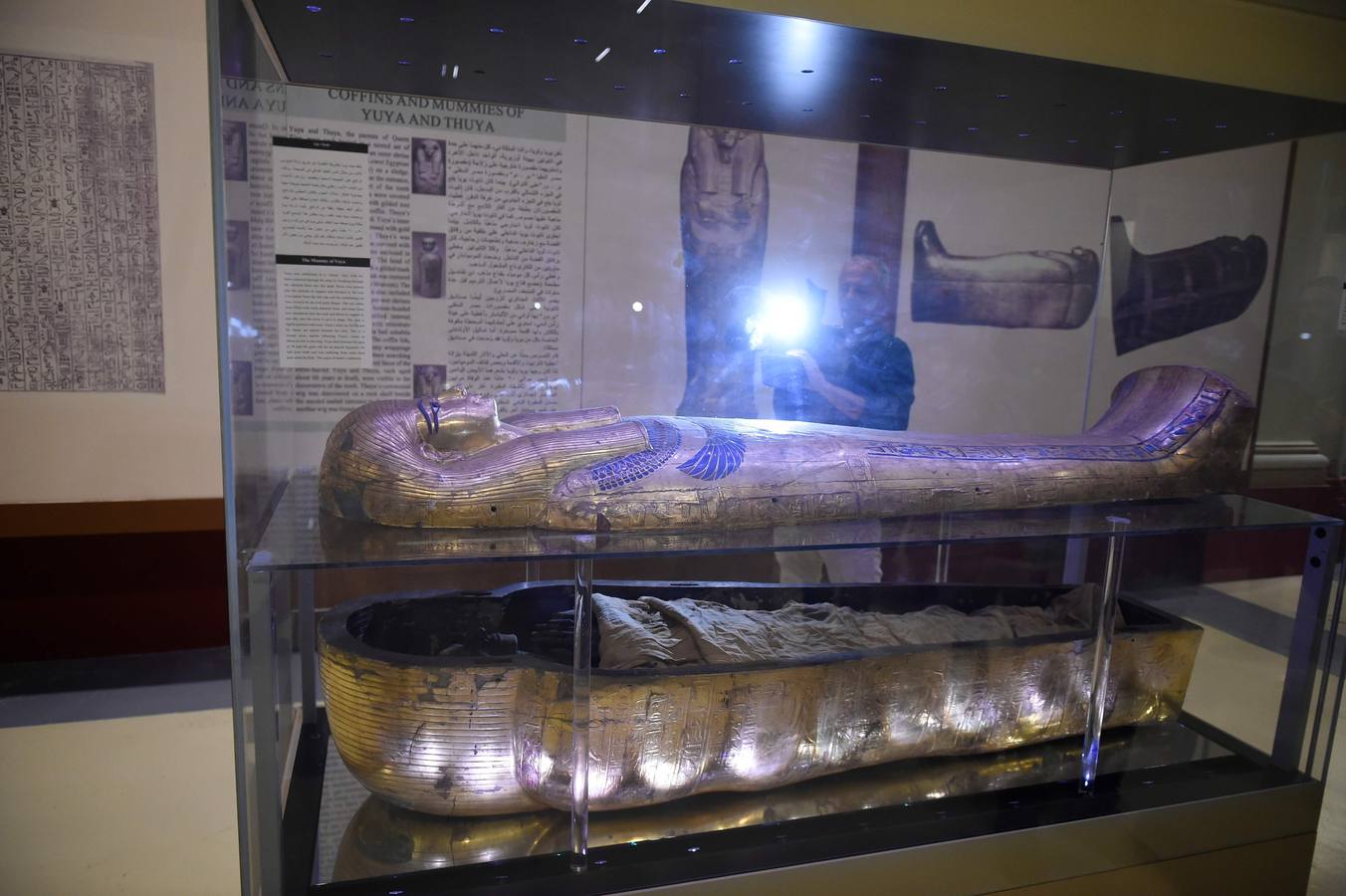 El Museo Egipcio en El Cairo cumple 116 años con una exhibición. Yuya y Thuya son los padres de la Reina Tiye, que fue la esposa del Faraón Amenhotep III, el padre del rey Akhenaton. Esta tumba es famosa debido a sus tesoros únicos, como la rueda de oro de Yuya, y la magnífica colección funeraria que incluye camas, sillas y cajas de madera dorada y decoradas con fayenza, marfil y ébano; así como ollas y vasos de alabastro con incrustaciones de piedras de colores. Las momias de Yuya y Thuya también se encontraron dentro de la tumba en muy buenas condiciones de conservación debido a la alta calidad de los materiales de embalsamamiento utilizados en la época